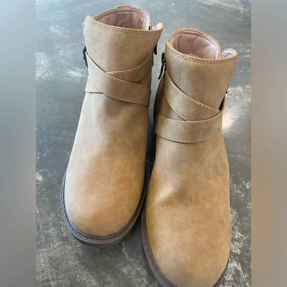 ZBY Boots Size 4 Ankle Bootie Tan Suede Side Zip Casual Comfort‎ Block Heels